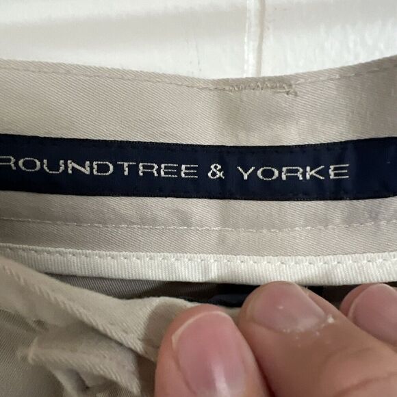 Roundtree & Yorke Shorts Mens 42 Relaxed Fit Chino Casuals Pleated Tan Khaki NWT - Picture 2 of 6